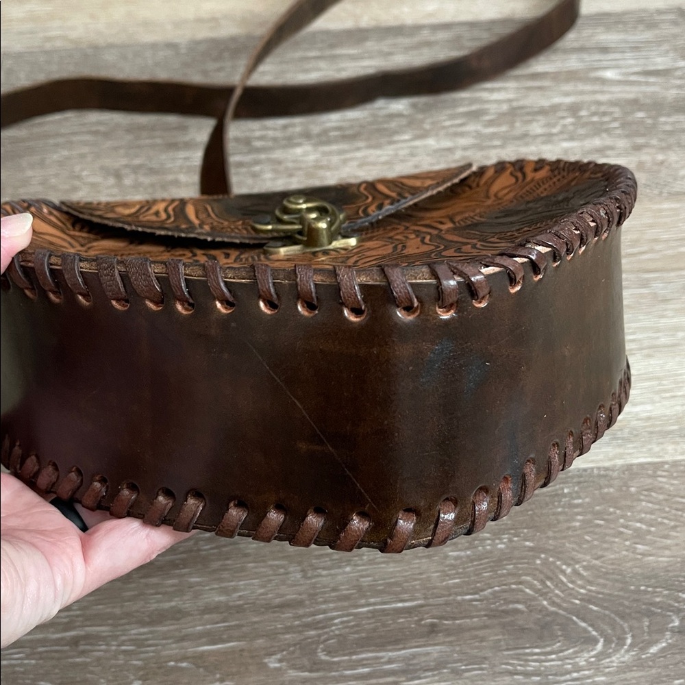 Brown boho western tooled floral leather crossbody bag made in Mexico - Picture 5 of 12